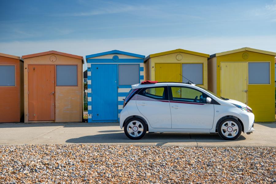  Toyota Aygo x-claim 5-Door 2017 года  (UK) (фото 7 из 17)